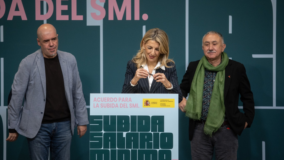 La vicepresidenta segunda y ministra de Trabajo y Economía Social, Yolanda Díaz, el secretario general de CCOO, Unai Sordo, y el secretario general de UGT, Pepe Álvarez, durante la firma del acuerdo de subida del SMI, en el Ministerio de Trabajo y Economía Social, a 10 de febrero de 2025, en Madrid (España). La ministra firma con los sindicatos la revalorización del salario mínimo interprofesional (SMI) del 4,41% para este año.