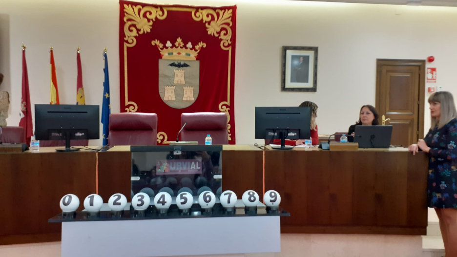 El sorteo de las viviendas se ha realizado en el salón de plenos del Ayuntamiento.