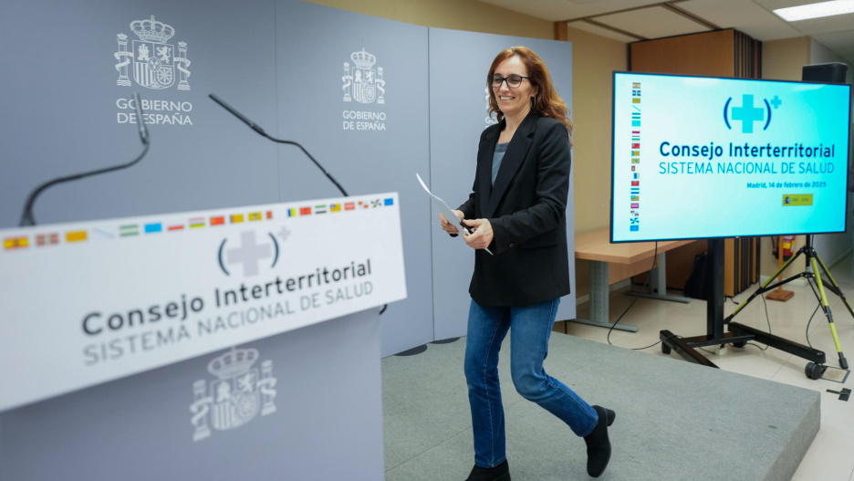 MADRID, 14/02/2025.- La ministra de Sanidad, Mónica García, llega a la rueda de prensa que ha ofrecido tras la reunión del Consejo Interterritorial del Sistema Nacional de Salud (SNS), que reúne al Ministerio de Sanidad y las comunidades autónomas, y ha aprobado este viernes el primer plan nacional para la prevención del suicidio, que se cobra unas 4.000 vidas al año. EFE/ Borja Sánchez-Trillo