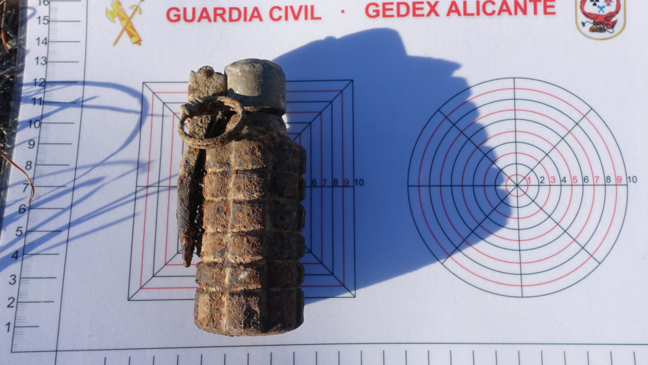 La Guardia Civil se hizo cargo de esta granada de mano, en avanzado estado de deterioro y oxidación y con la carga explosiva intacta