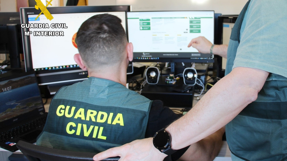 La Guardia Civil de Cantabria detiene a 28 personas en Madrid y Toledo por ciberestafas de más de 82.000 euros

REMITIDA / HANDOUT por GUARDIA CIVIL
Fotografía remitida a medios de comunicación exclusivamente para ilustrar la noticia a la que hace referencia la imagen, y citando la procedencia de la imagen en la firma
19/2/2025