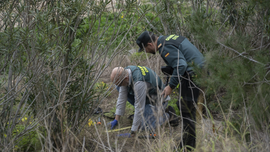 Agentes de la Guardia Civil en el lugar donde ha sido hallado muerto el exalcalde de Gandia, Arturo Torró, a 20 de febrero de 2025, en Xeresa, Valencia, Comunidad Valenciana (España). El exalcalde ha sido hallado muerto con un impacto de bala a la altura del kilómetro 37 de la A-38, en el término valenciano de Xeresa. El cuerpo sin vida de Torró presentaba signos de violencia, en concreto, disparos de bala. La Unidad Orgánica de la Policía Judicial ha abierto una investigación para esclarecer lo ocurrido.

Jorge Gil / Europa Press
20 FEBRERO 2025;MUERTO;TIRO;POLÍTICA;EXALCALDE
20/2/2025