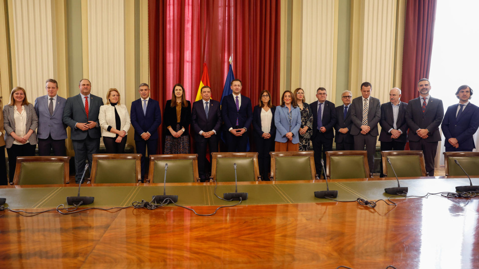 MADRID, 20/02/2025.- El ministro de Agricultura, Pesca y Alimentación, Luis Planas (c-i), y el comisario europeo de Agricultura y Desarrollo Rural, Christophe Hansen (c-d), presentan la Estrategia Nacional de Alimentación y la Visión de la Agricultura y Alimentación, este jueves en Madrid. EFE/ J.P.Gandul