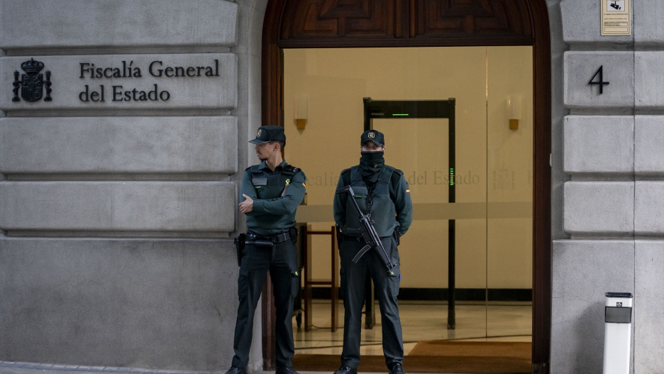 (Foto de ARCHIVO)
Dos agentes de la Guardia Civil en la Fiscalía General del Estado, a 30 de octubre de 2024, en Madrid (España). La Unidad Central Operativa (UCO) de la Guardia Civil se ha personado en la sede de la Fiscalía General del Estado por orden del juez que investiga al fiscal general, Álvaro García Ortiz, para realizar la entrada y registro en su despacho por un presunto delito de revelación de secretos.

A. Pérez Meca / Europa Press
30 OCTUBRE 2024;UCO;DESPACHO;REGISTRO;DELITO;REVELACIÓN;SECRETOS;PIXELADA
30/10/2024