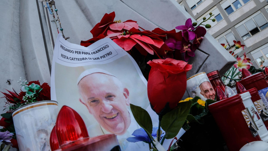 ROME (Italy), 23/02/2025.- Fotos del papa Francisco frente al hospital Gemelli de Roma donde permanece ingresado