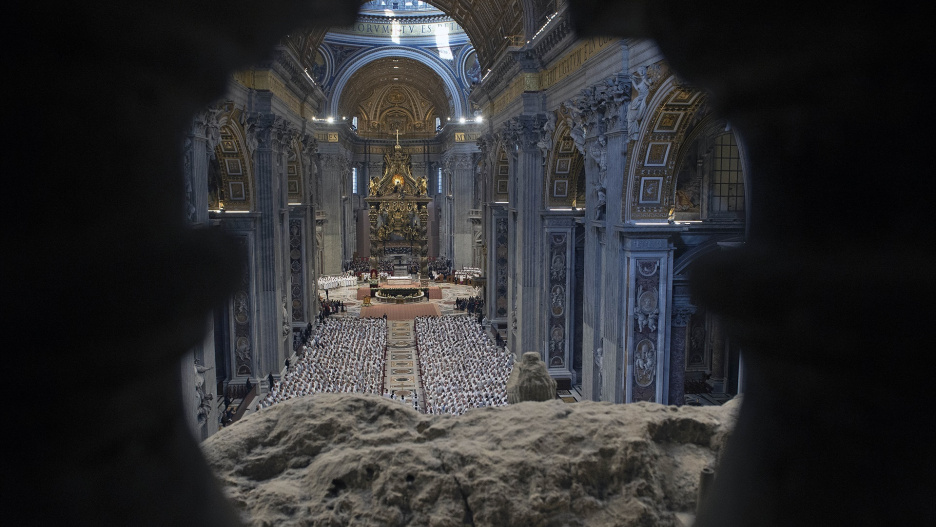 23 February 2025, Vatican, Vatican City: Deacons take part in a mass for the Jubilee in St. Peter's Basilica at the Vatican, which was supposed to be presided over by Pope Francis, who has been in critical condition for over a week at Rome's Agostino Gemelli Polyclinic. Photo: Alessia Giuliani/IPA via ZUMA Press/dpa

Alessia Giuliani/IPA via ZUMA Pr / DPA
23/2/2025 ONLY FOR USE IN SPAIN