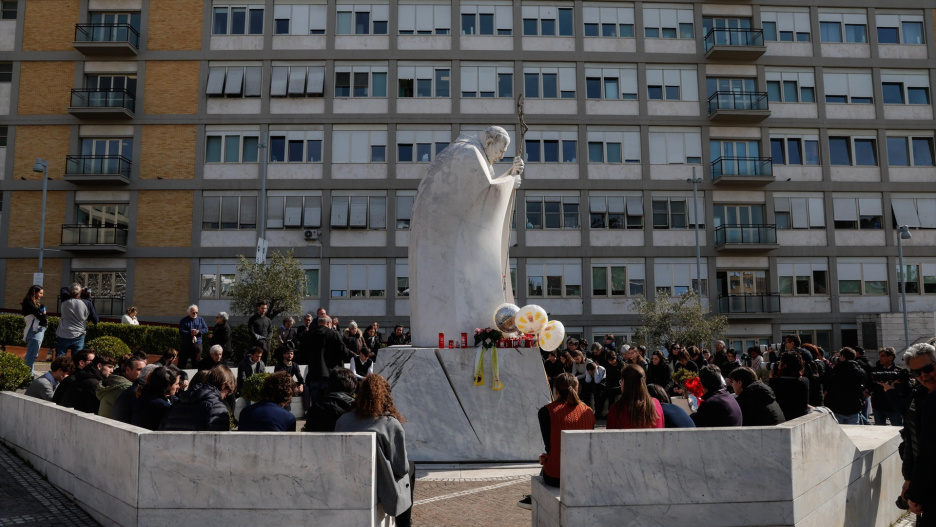 Rezos en el entorno del hospital donde permanece ingresado el Papa Francisco.