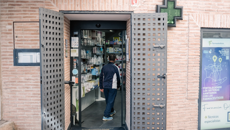 (Foto de ARCHIVO)
Exterior de la farmacia en la localidad de Mondéjar