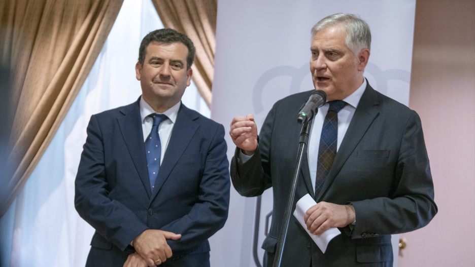 El primer teniente de alcalde del Ayuntamiento de Ciudad Real, Ricardo Chamorro (i) y el alcalde de Ciudad Real, Francisco Cañizares (d), durante el encuentro tradicional de inicio de año con medios de comunicación, en el Hotel Guadiana, a 8 de enero de 2025, en Ciudad Real, Castilla-La Mancha (España). Durante el acto, Cañizares, ha avanzado que en 2025 intensificará la "presión" con el Ministerio de Transportes y Movilidad Sostenible para retomar la construcción de la autovía que una la capital provincial con Toledo, así como la ejecución de la A-43 hacia Extremadura y Portugal.

Eusebio García del Castillo / Europa Press
08 ENERO 2025;CIUDAD REAL;MEDIOS;AÑO;
08/1/2025