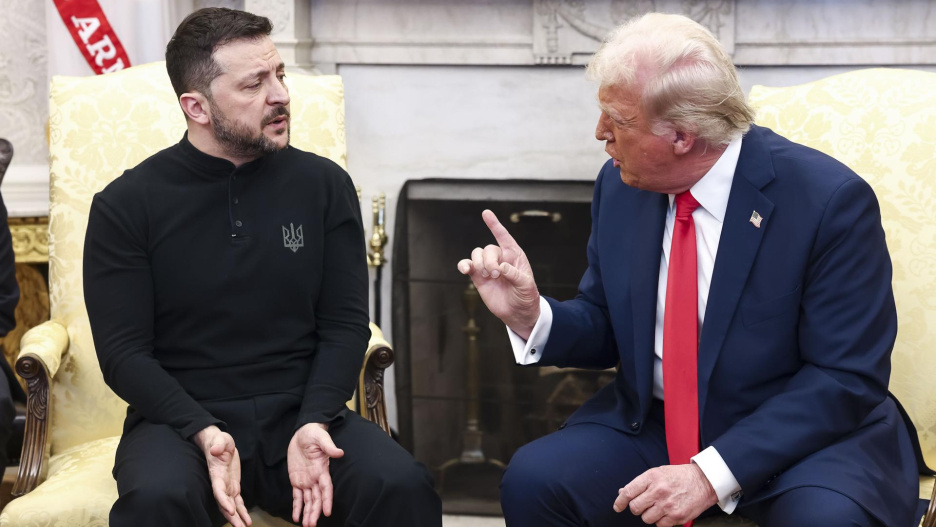 -FOTODELDÍA- WASHINGTON, 28/02/2025.- El presidente estadounidense Donald Trump (d) conversa con e presidente ucraniano Volodymyr Zelensky (i) durante la reunión que han mantenido en la Casa Blanca en Washington, DC, EE.UU., 28 de febrero de 2025. EFE/JIM LO SCALZO / POOL