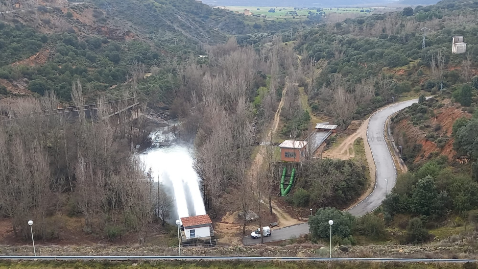 Cuando el embalse de Beleña almacena más del 70% de su capacidad (cuota de seguridad), los responsables de la Confederación Hidrográfica del Tajo están obligados a abrir sus compuertas.