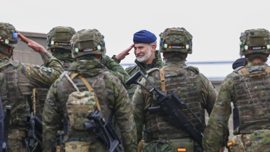 El rey Felipe VI visita la Unidad de Formación de Combate de Personal ucraniano en Toledo-