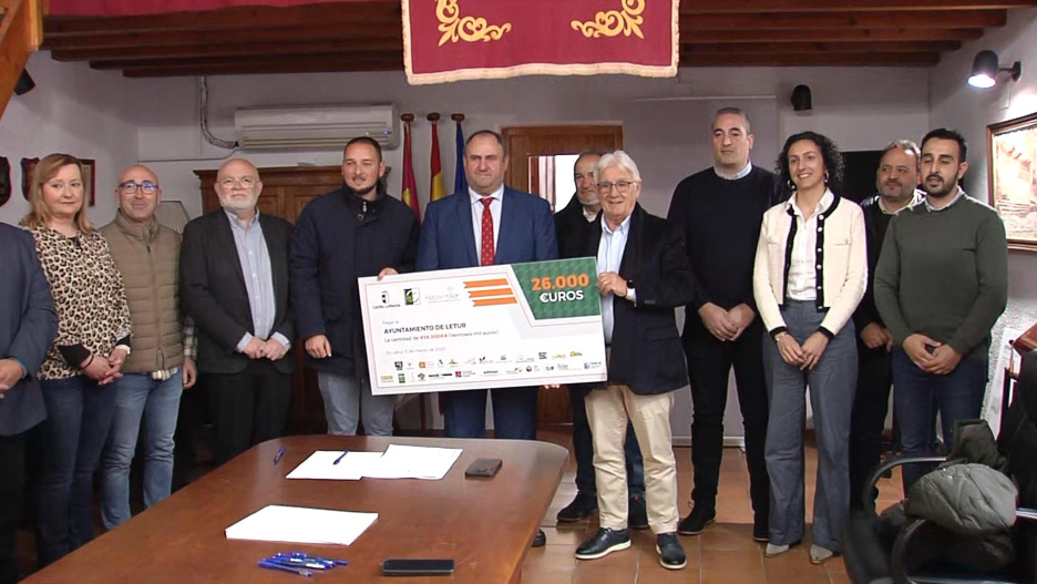 El acto de entrega del cheque ha contado con todos los presidentes de los Grupos de Desarrollo Rural, el director general de Desarrollo Rural, José Juan Fernández, el delegado de la Junta en la provincia de Albacete, Pedro Antonio Ruíz, y el delegado de Agricultura, Ganadería y Desarrollo Rural, Ramón Sáez.