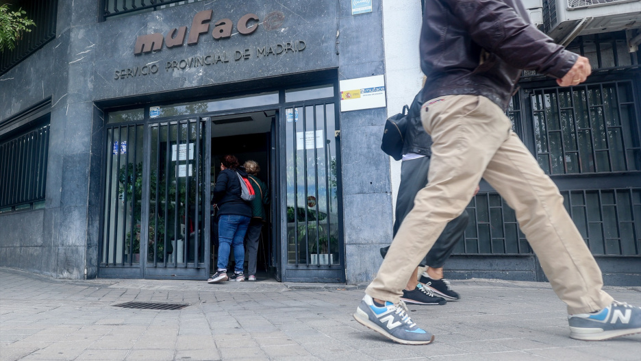 (Foto de ARCHIVO)
Fachada de un edificio de Muface, en Avenida de Pablo Iglesias, a 11 de octubre de 2024, en Madrid (España). El Consejo de Ministros ha aprobado la licitación del concierto de Muface para los años 2025-2026 con una subida en la prima del 17,12%, por encima del 14% que habían ofrecido en un primer momento a las aseguradoras. La cuantía total asciende a 1.337 millones en 2025 y 1.337 millones en 2026.

Ricardo Rubio / Europa Press
11 OCTUBRE 2024;GOBIERNO;LICITACIÓN;CONCIERTO;MUFACE;MADRID
11/10/2024