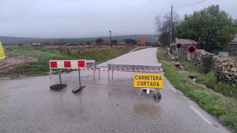 Carretera cortada en la provincia de Guadalajara tras las el paso de la borrasca Jana