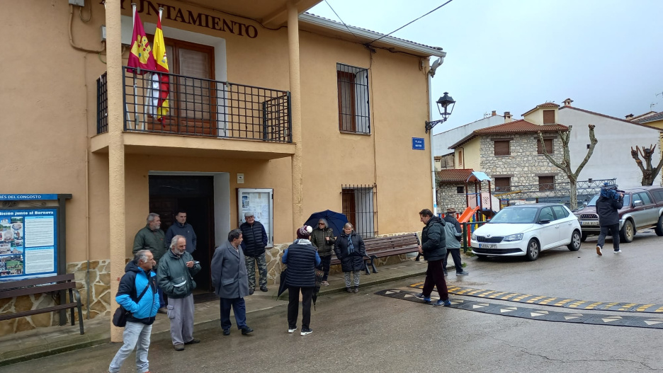 Vecinos de San Andrés del Congosto esperan ser evacuados por la situación de la presa de Alcorlo, que está a punto de soltar agua por su aliviadero