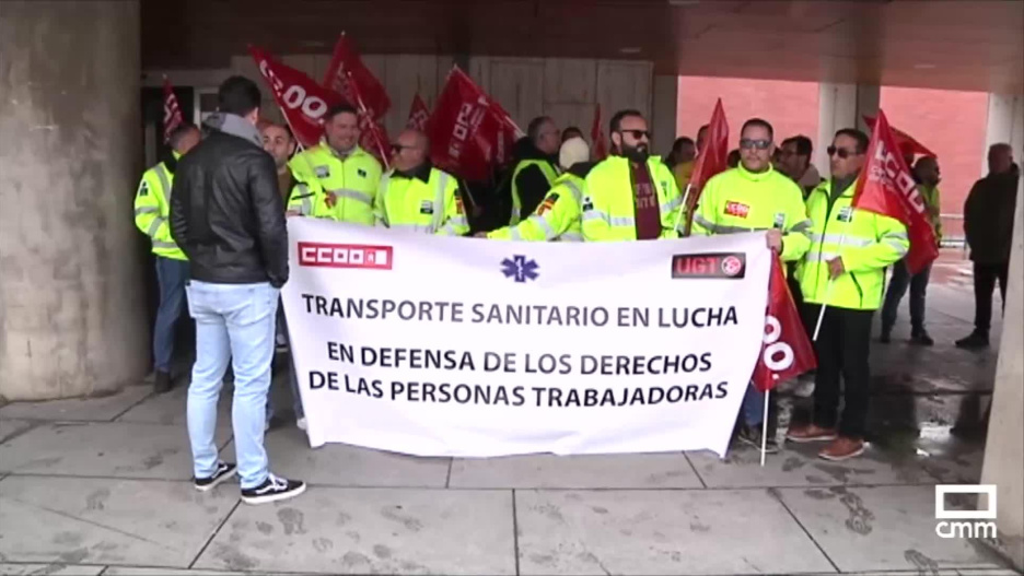 Trabajadores de transporte sanitario en el Hospital de Ciudad Real.