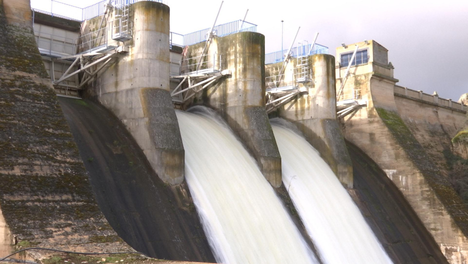 Desde primera hora de la mañana de este 10 de marzo el embalse del Torcón ha abierto dos de las cuatro compuertas