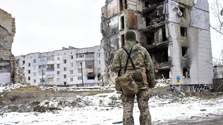 (Foto de ARCHIVO)
Un soldado de Ucrania frente a un edificio residencial atacado por Rusia en la localidad de Borodianka, en la región de Kiev

Europa Press/Contacto/Ruslan Kaniuka
02/2/2023