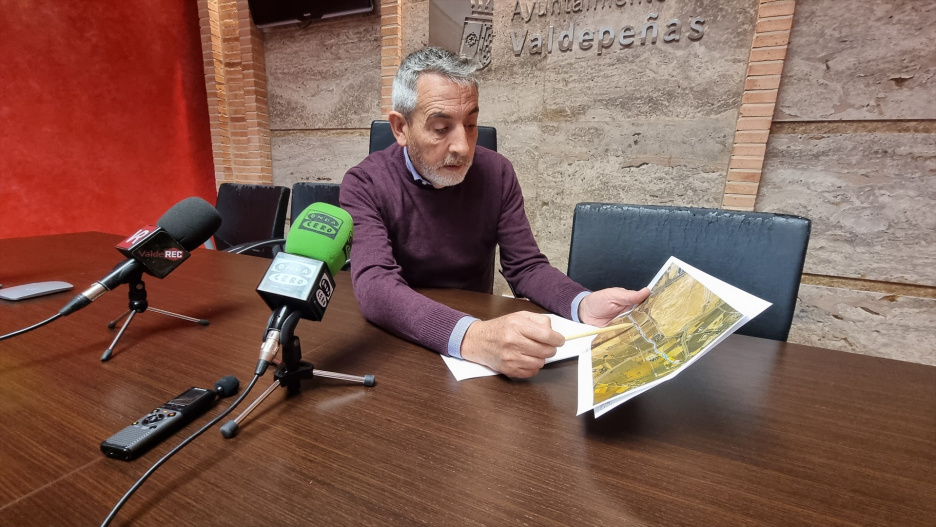 El alcalde de Valdepeñas, Jesús Martín, presenta el proyecto del Parque Fluvial.

REMITIDA / HANDOUT por AYUNTAMIENTO
Fotografía remitida a medios de comunicación exclusivamente para ilustrar la noticia a la que hace referencia la imagen, y citando la procedencia de la imagen en la firma
12/3/2025