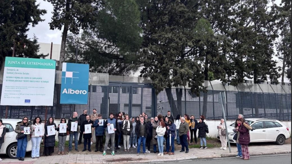 Concentración en el centro Marcelo Nessi de Badajoz tras el asesinato de una educadora

EUROPA PRESS
10/3/2025