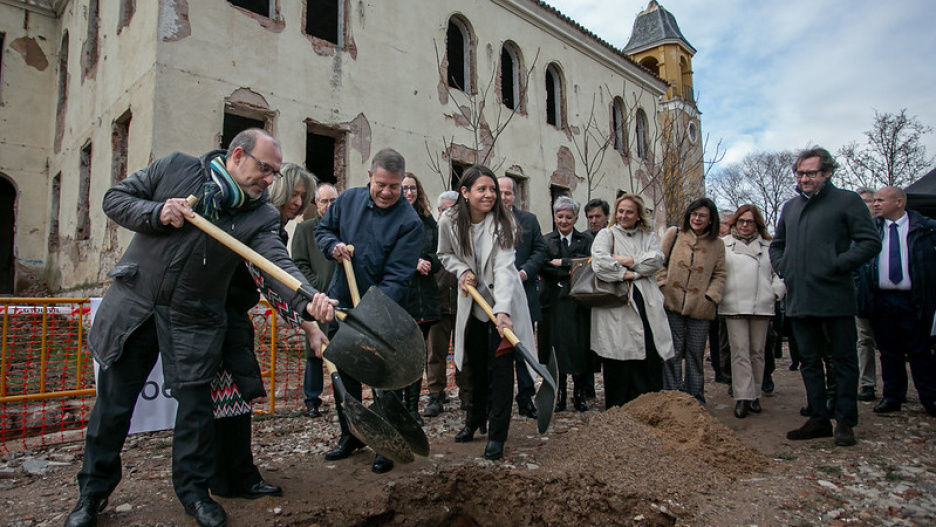 El presidente de Castilla-La Mancha, Emiliano García-Page, coloca en Guadalajara, la primera piedra de la nueva residencia de mayores ‘Los Olmos’.