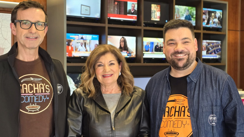 Óscar Martínez, a la izquierda, y Jesús Arenas, directores ambos del Gacha's Comedy" junto a la directora general de Castilla-La Mancha Media, Carmen Amores.