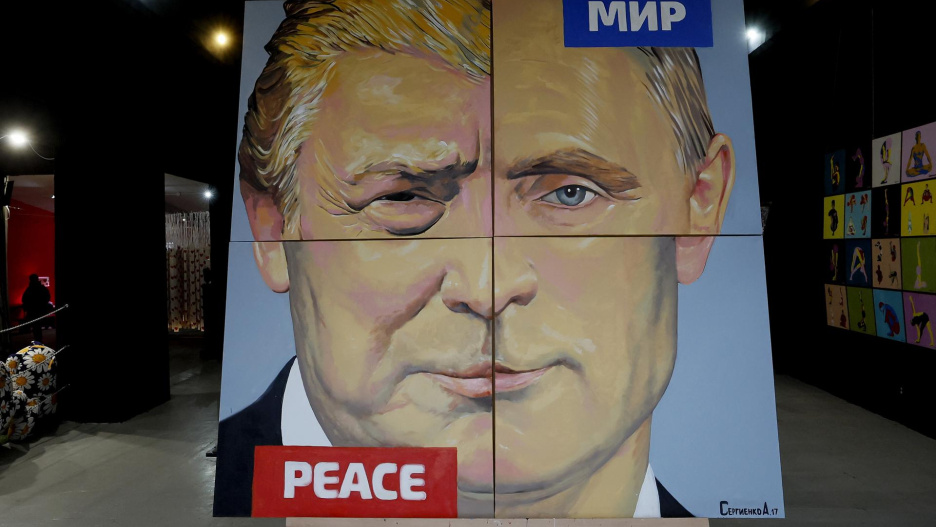 ST PETERSBURG (Russian Federation), 12/03/2025.- An artwork titled 'The Peace' (2017) by Russian artist Alexey Sergienko showing Russian President Vladimir Putin and US President Donald Trump is once again on display at the artist's gallery in St. Petersburg, Russia, 12 March 2025. The artist first showcased the painting in 2017 when the two Presidents met for the first time at the G20 summit in Hamburg. (Rusia, Hamburgo, San Petersburgo) EFE/EPA/ANATOLY MALTSEV