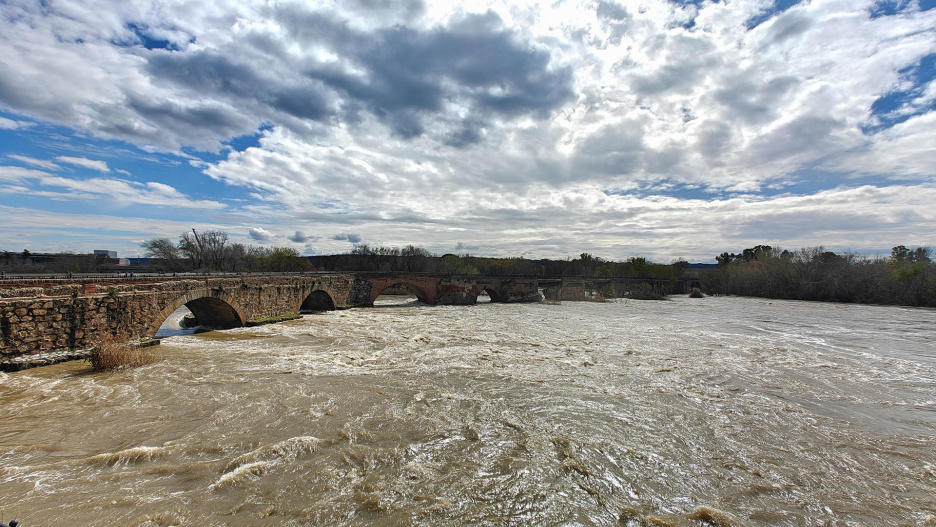 -FOTODELDÍA- TALAVERA (TOLEDO) 14/03/2025.- Vista del río Tajo a su paso por Talavera de la Reina, Toledo, este viernes. En Castilla-La Mancha, el Gobierno regional mantiene activado el Plan Especial de Protección Civil ante el riesgo de inundaciones de Castilla La Mancha (Pricam) desde el sábado 8 de marzo y el domingo 9 se elevó a fase de emergencia para las provincias de Guadalajara y Toledo. EFE/ Manu Reino