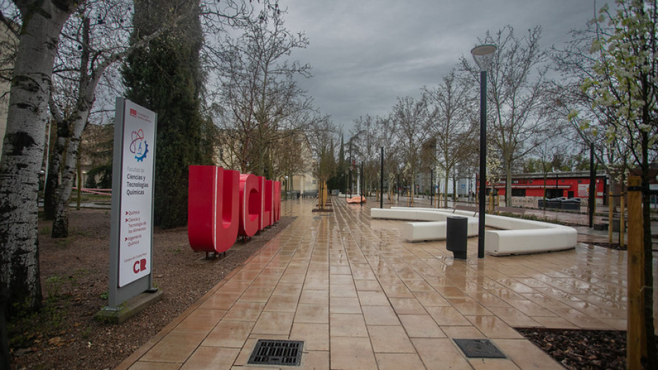 Así ha quedado la remodelación integral de la avenida Camilo José Cela del campus de Ciudad Real.