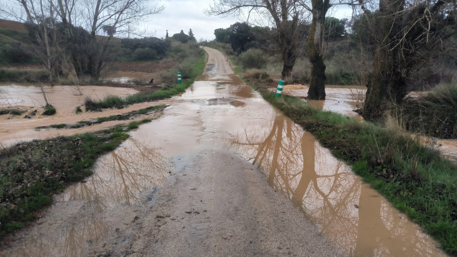 La carretera que une Bazán con Santa Cruz de Mudela permanece cortada.