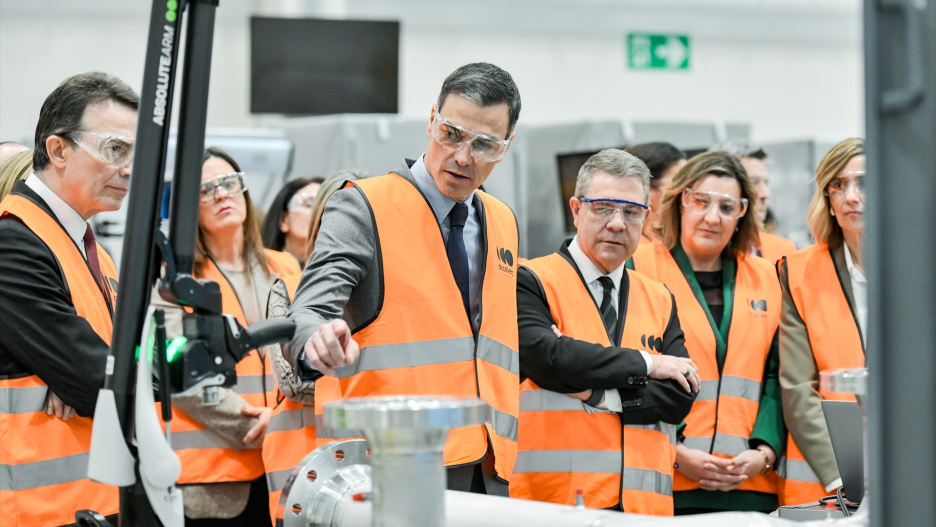 (I-D) El presidente del Gobierno, Pedro Sánchez, junto al presidente de Castilla-La Mancha, Emiliano García-Page, visita la planta de fabricación de electrolizadores de Accelera by Cummins, a 18 de marzo de 2025, en Guadalajara, Castilla-La Mancha (España). Las instalaciones de Accelera by Cummnis, que se inauguraron a principios de octubre de 2024, están ubicadas en el polígono de El Ruiseñor. Cuentan con una superficie de 20.000 metros cuadrados, con previsión de ampliarlos a varias parcelas colindantes si crece la demanda. Desarrolla actividades de ensamblaje y prueba de sistemas de electrolizadores, y tiene capacidad para producir 500 megavatios de electrolizadores al año, con la posibilidad de ampliarla a más de 1 gigavatio.

Rafael Martín / Europa Press
18/3/2025