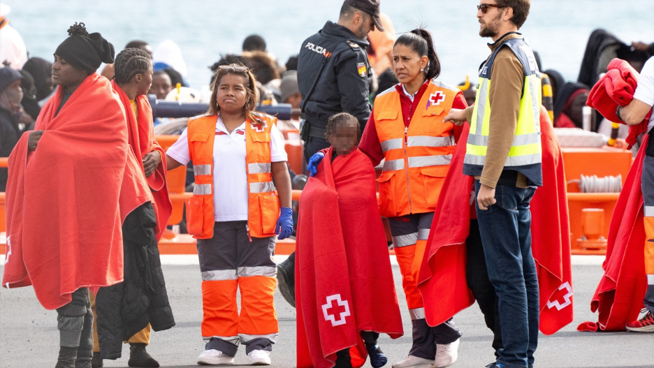 (Foto de ARCHIVO)
Varios servicios de emergencia atienden a migrantes recién rescatados de un cayuco, en Puerto Naos, a 4 de enero de 2025, en Arrecife, Lanzarote, Canarias (España). Salvamento Marítimo ha rescatado en la mañana de este sábado en aguas de Marruecos a alrededor de 110 personas, entre las cuales hay 23 mujeres y seis o siete menores, que viajaban a bordo de dos pateras con destino a Canarias.

Europa Press Canarias / Europa Press
04 ENERO 2025;MIGRANTES;CAYUCO;PATERA;SALVAMENTO MARÍTIMO;CRUZ ROJA;INMIGRACIÓN;CANARIAS;;PIXELADA
04/1/2025