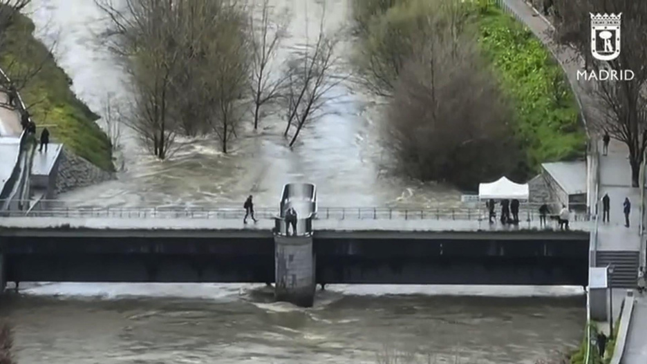 Madrid (Spain), 21/03/2025.- A handout photo made available by the Madrid Municipal Police shows the swollen Manzanares river in Madrid, Spain, 21 March 2025. Emergency services in Madrid have advised people to avoid unnecessary travel, especially around the Manzanares and Jarama rivers, due to possible flooding. Storm Martinho hits the country after several storms that have caused heavy rains since 28 February 2025, causing flooding and the swelling of riverbeds, keeping many regions on alert. (Inundaciones, tormenta, España) EFE/EPA/MADRID MUNICIPAL POLICE / HANDOUT - BEST QUALITY AVAILABLE - MANDATORY CREDITHANDOUT EDITORIAL USE ONLY/NO SALES