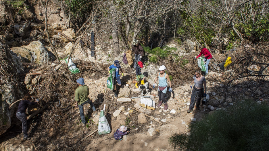 Voluntarios trabajan durante la jornada de limpieza desde el casco antiguo de la ciudad hasta el arroyo de Letur, a 29 de marzo de 2025, en Letur, Albacete, Castilla-La Mancha (España). La asociación ‘Pueblos Vivos Sierra del Segura’ ha convocado a la población de la zona a realizar esta iniciativa con el objetivo de darse a conocer y buscando que se adhieran a la misma toda persona preocupada por esta singular bioregión, tan dañada con el paso de la dana hace justo 5 meses, el 29 de octubre de 2024.
Víctor Fernández / Europa Press
29/3/2025