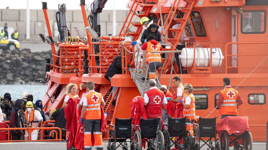 (Foto de ARCHIVO)
Varios servicios de emergencia atienden a migrantes recién rescatados de un cayuco, en Puerto Naos, a 4 de enero de 2025, en Arrecife, Lanzarote, Canarias (España). Salvamento Marítimo ha rescatado en la mañana de este sábado en aguas de Marruecos a alrededor de 110 personas, entre las cuales hay 23 mujeres y seis o siete menores, que viajaban a bordo de dos pateras con destino a Canarias.
Europa Press Canarias / Europa Press
04 ENERO 2025;MIGRANTES;CAYUCO;PATERA;SALVAMENTO MARÍTIMO;CRUZ ROJA;INMIGRACIÓN;CANARIAS;
04/1/2025