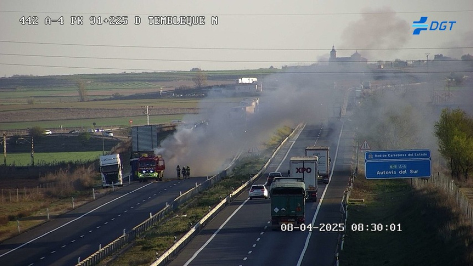 Camión incendiado en la A-4, en Tembleque.