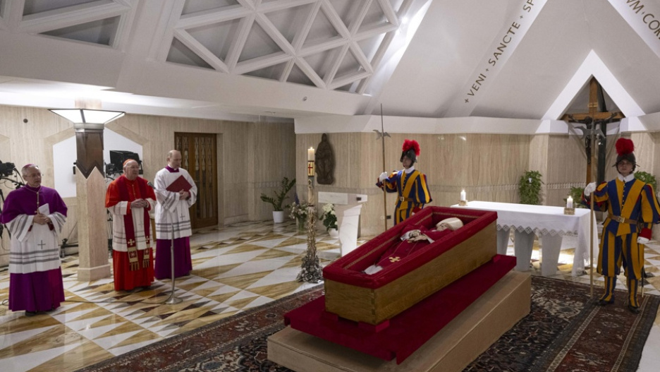 Primeras imágenes del papa Francisco en su féretro.