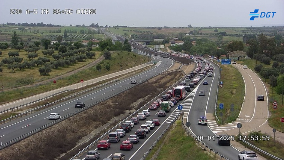 Un accidente en la A-5 a la altura de Otero (Toledo) ocasiona retenciones en plena operación salida del Puente de Mayo.