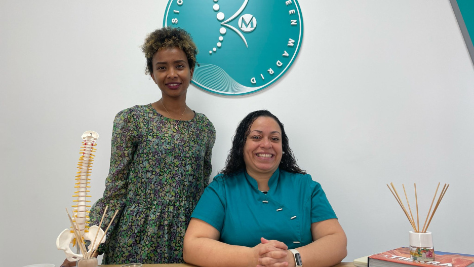 Kareen Madrid (sentada) y Mona Eisa (de pie), dos profesionales que trabajan en Toledo
