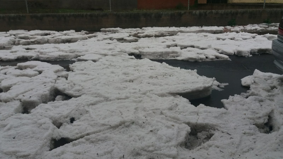 Así ha quedado cubierto Abenójar por el granizo.