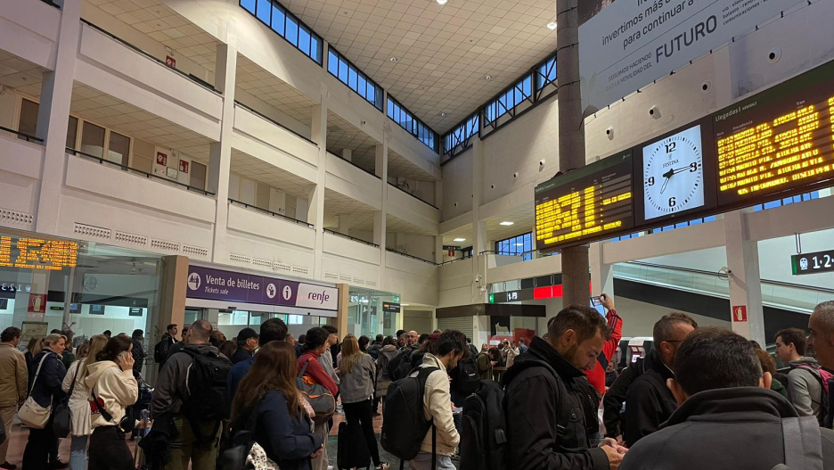 Gente esperando a que salgan los trenes en la estación de Ciudad Real.