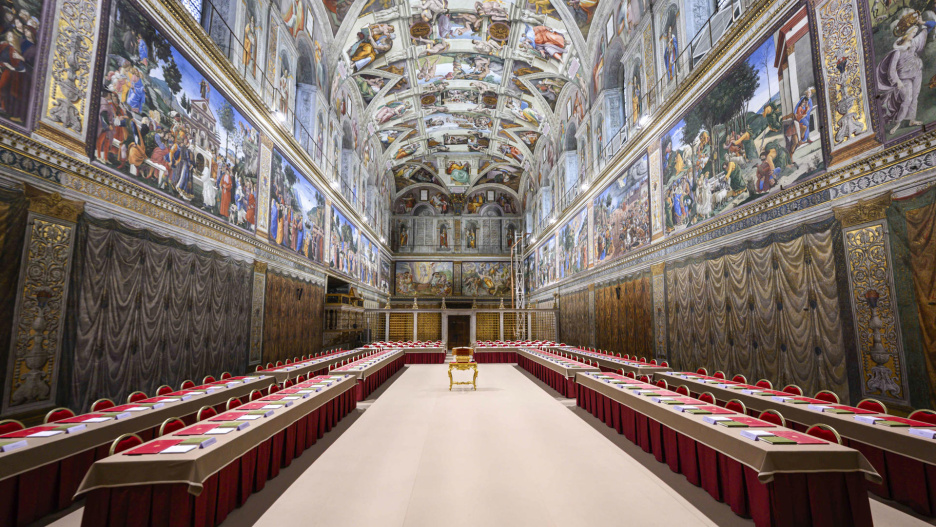 CIUDAD DEL VATICANO, 06/05/2025.- Los 133 cardenales que elegirán al nuevo papa se encerrarán desde mañana en la Capilla Sixtina, ante el fresco de Juicio Final de Miguel Ángel y donde todo está ya preparado, aseguró hoy la directora de los Museos Vaticanos, Barbara Jatta. EFE/ Simone Risoluti / Vatican Media SÓLO USO EDITORIAL / SÓLO DISPONIBLE PARA ILUSTRAR LA NOTICIA QUE ACOMPAÑA (CRÉDITO OBLIGATORIO)