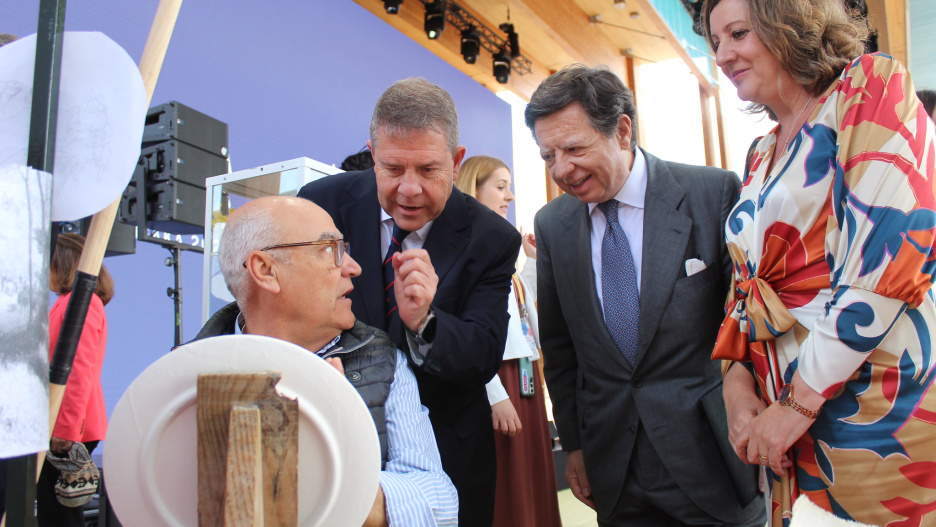 El presidente de Castilla-La Mancha durante su visita a la EXPO en Osaka.