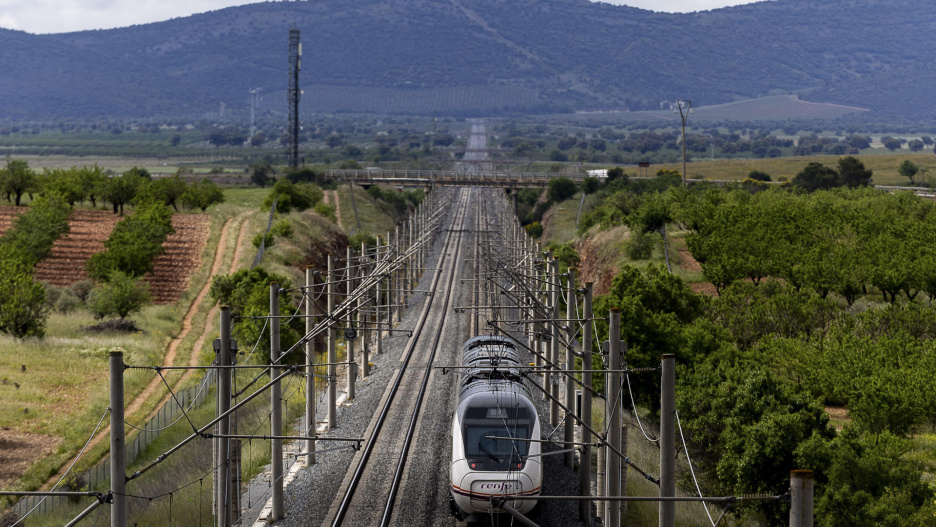 LOS YÉBENES (TOLEDO), 05/05/2025.- Un tren del servicio de alta velocidad pasa por uno de los puntos que fue objeto del robo de cable este lunes cerca de la localidad de Los Yébenes, en Toledo. El servicio ferroviario entre Madrid y Andalucía se ha retomado este lunes, a partir de las 9:30 horas, tras el robo de cable en cuatro puntos de la provincia de Toledo que dejó miles de pasajeros afectados, mientras que la circulación entre Madrid y Toledo se reanudó a las 8:45 horas. EFE/ Ismael Herrero