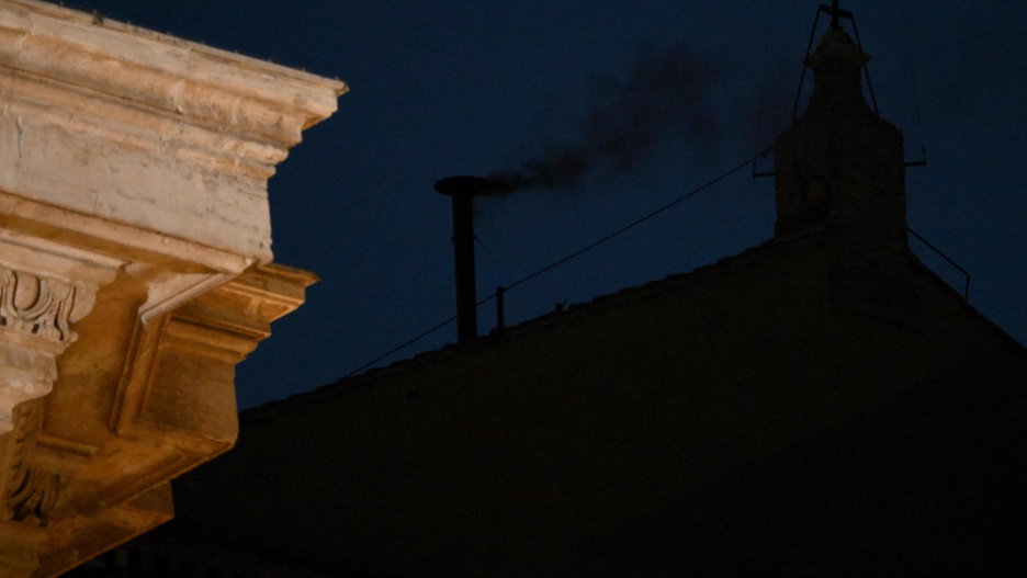 VATICAN CITY (Vatican City State (Holy See)), 07/05/2025.- Black smoke comes out of the chimney (C) atop the Sistine Chapel next to St. Peter's Basilica (L) on the first day of the conclave to elect a new pope in Vatican City, 07 May 2025. (Papa) EFE/EPA/ETTORE FERRARI
