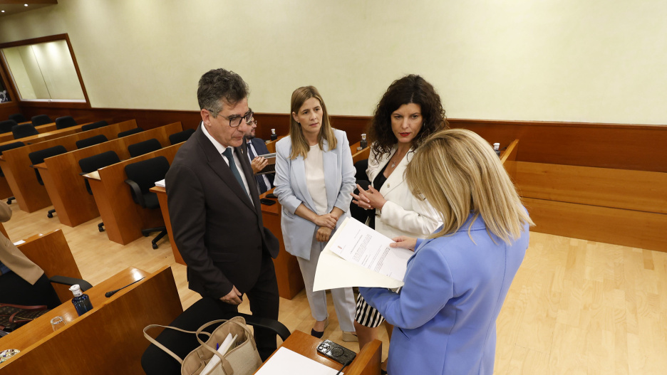 Reunión en las Cortes de Castilla-La Mancha.