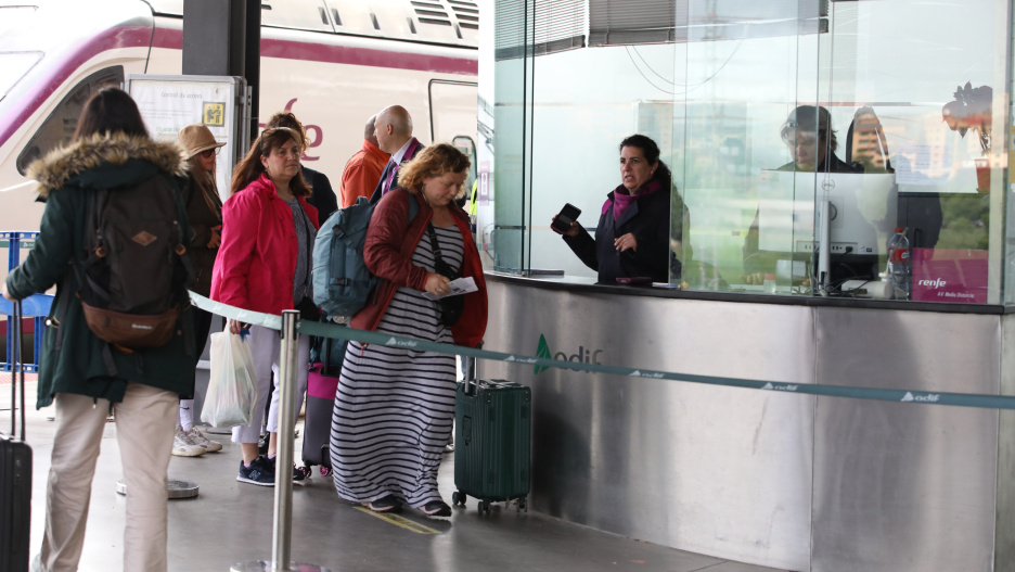 (Foto de ARCHIVO)
Pasajeros de trenes Renfe efectúan el embarque con regularidad tras el robo de cable de línea efectuado el pasado 4 de mayo, a 5 de mayo de 2025, en Toledo, Castilla-La Mancha (España). Renfe ha aumentado a 30 los trenes afectados con 10.700 viajeros que han quedado paralizados o han llegado con demora a su lugar de destino por el robo de cable de línea de alta velocidad Madrid-Sevilla que se ha producido en cuatro puntos diferentes a su paso por la provincia de Toledo.
Juanma Jiménez / Europa Press
05/5/2025