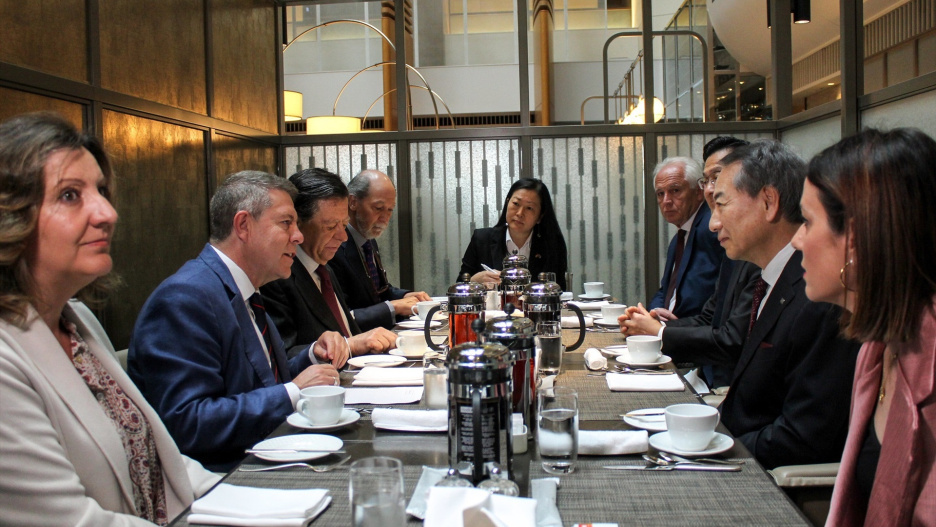El presidente de Castilla-La Mancha, Emiliano García-Page, se reúne en Tokio (Japón), con los responsables de la compañía ´Japan Trade Bureau´ (JTB).
REMITIDA / HANDOUT por JCCM
Fotografía remitida a medios de comunicación exclusivamente para ilustrar la noticia a la que hace referencia la imagen, y citando la procedencia de la imagen en la firma
09/5/2025