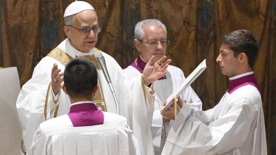 El papa León XIV oficia este viernes, su primera misa en la Capilla Sixtina ante los 133 cardenales que este jueves le eligieron en la cuarta votación en el cónclave. EFE/ Dicasterio para la Comunicación del Vaticano/Mario Tomassetti/SOLO USO EDITORIAL/SOLO DISPONIBLE PARA ILUSTRAR LA NOTICIA QUE ACOMPAÑA (CRÉDITO OBLIGATORIO)